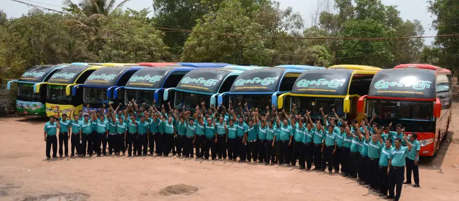 Shwe Sin Setkyar Express portando i passeggeri alla loro destinazione di viaggio