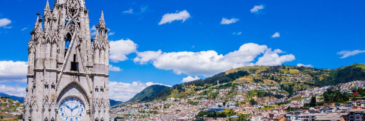 Um pano de fundo cativante do centro de Quito