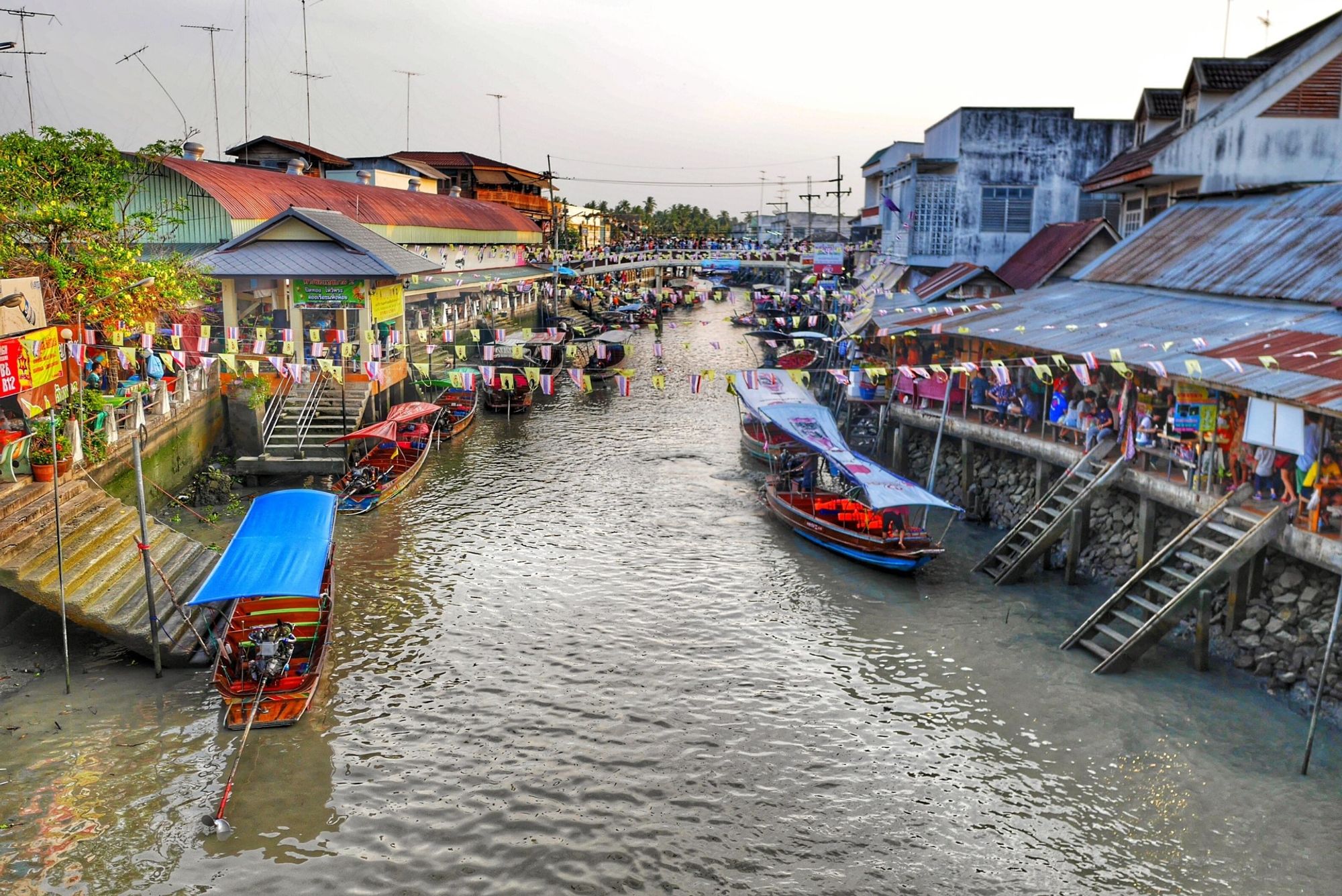 Amphawa Floating Market stazione all'interno Amphawa, Thailand