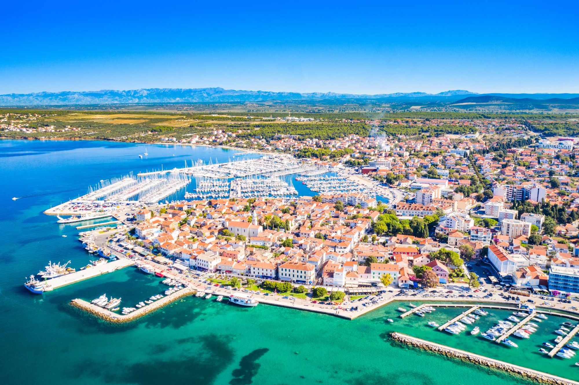 Un cautivador telón de fondo del centro Biograd na Moru