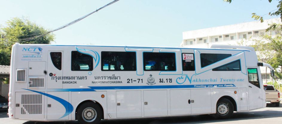 Nakhonchai 21 llevar a los pasajeros a su destino de viaje