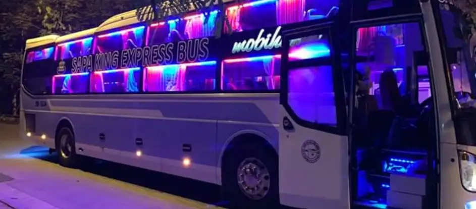 King Express Bus 乗客を旅行先に連れて行く