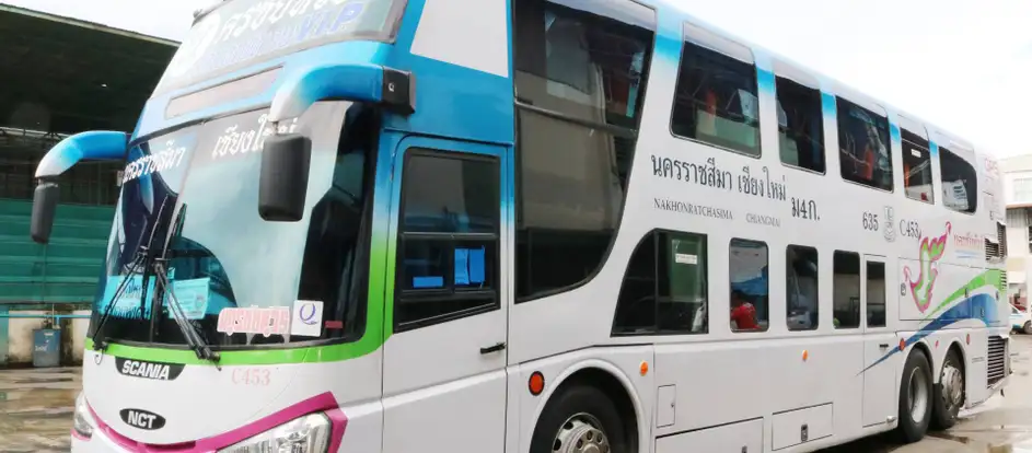 Nakhonchai Tour Fahrgäste werden an ihr Ziel gebracht