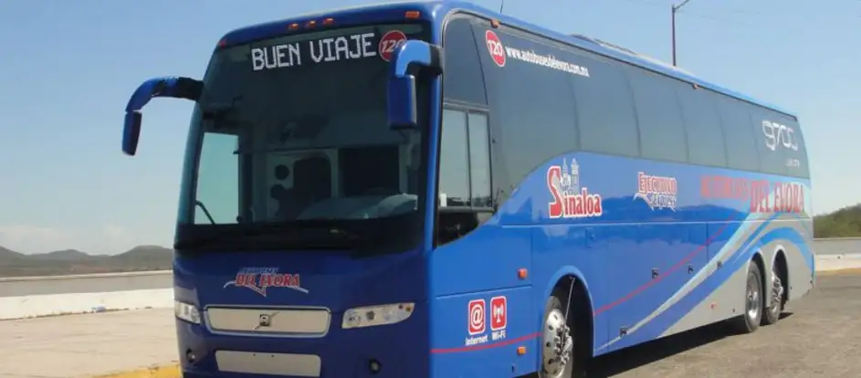 Autobuses del Evora levando passageiros ao seu destino de viagem