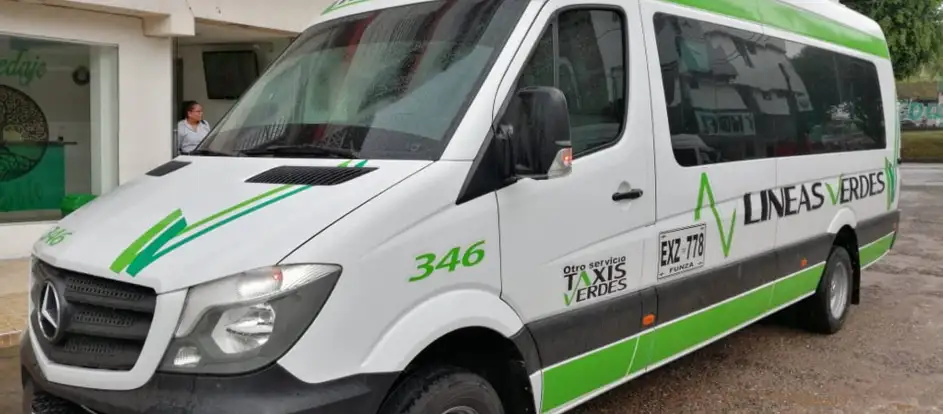 Taxis Verdes bringing passengers to their travel destination