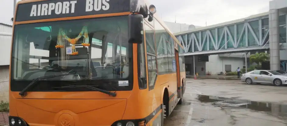 Airport Bus Phuket 将乘客送到其旅行目的地