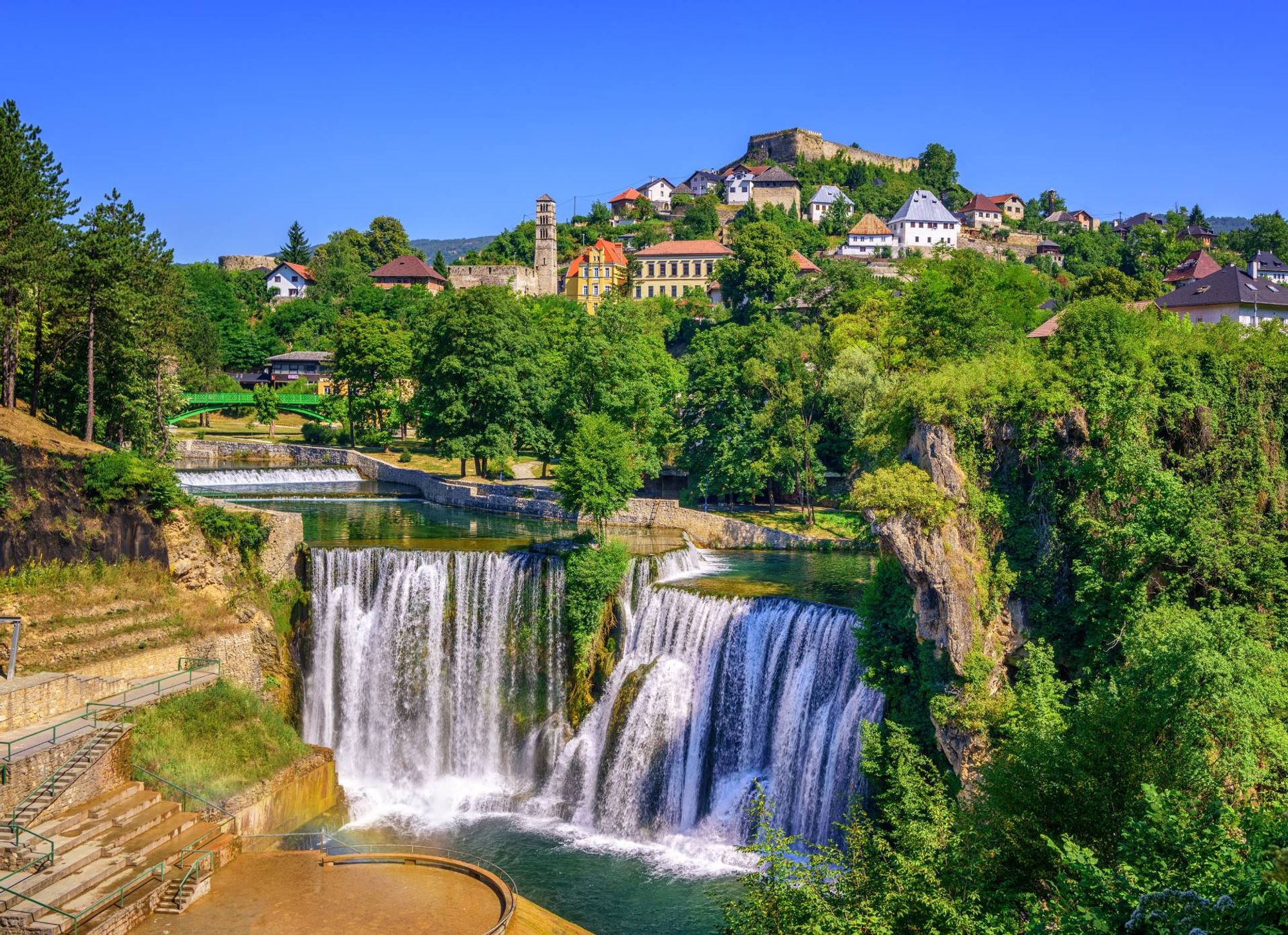 Một khung cảnh phía sau đầy lôi cuốn nhìn về khu trung tâm Jajce