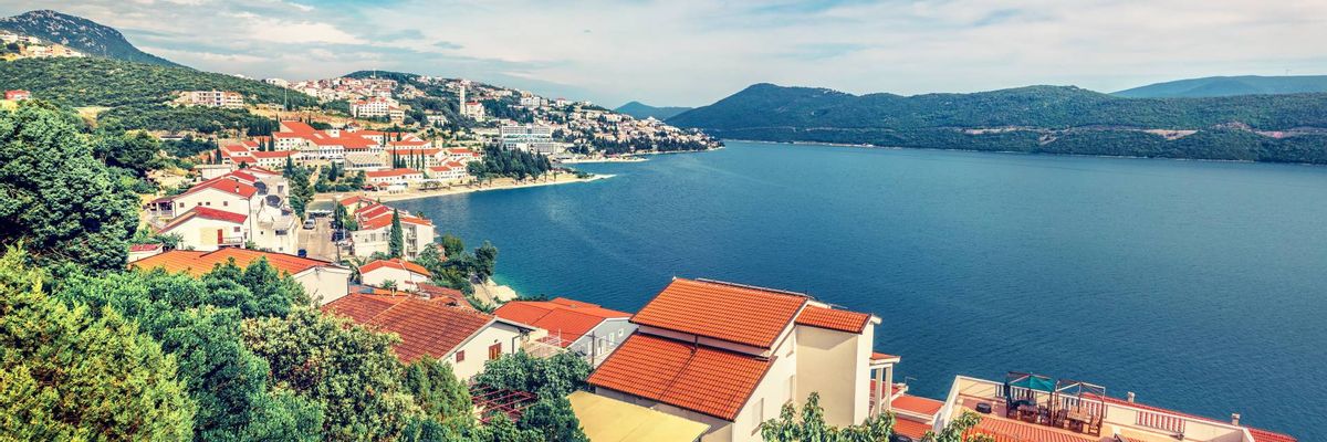 A beautiful view from within central Neum-mobile