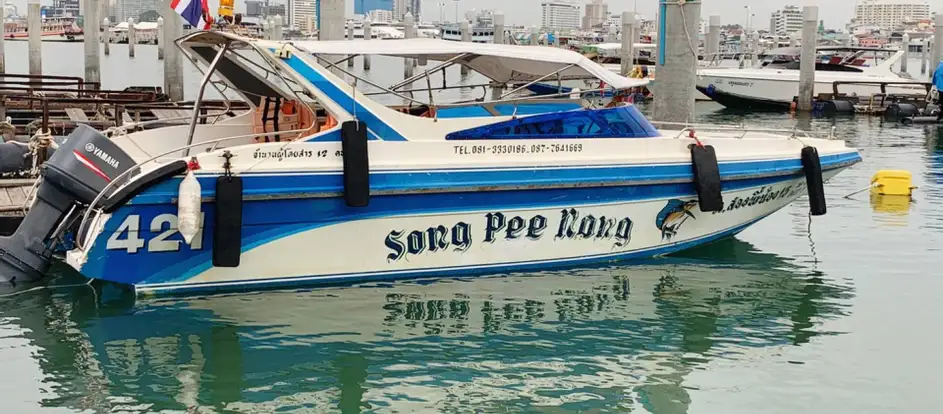 Song Pee Nong Speedboat passagiers naar hun reisbestemming brengen