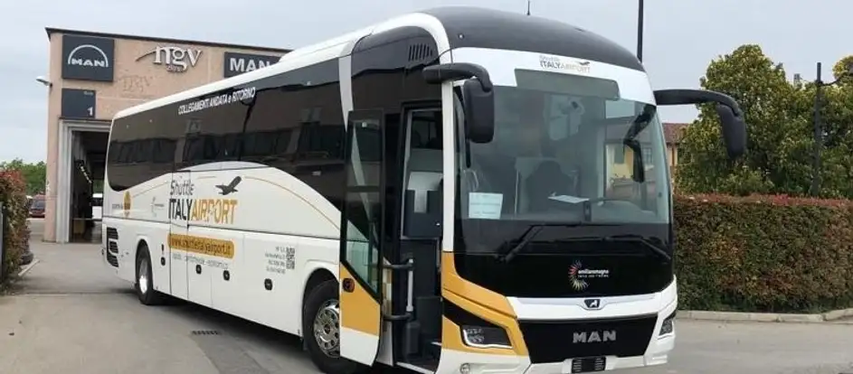 Shuttle Italy Airport portando i passeggeri alla loro destinazione di viaggio