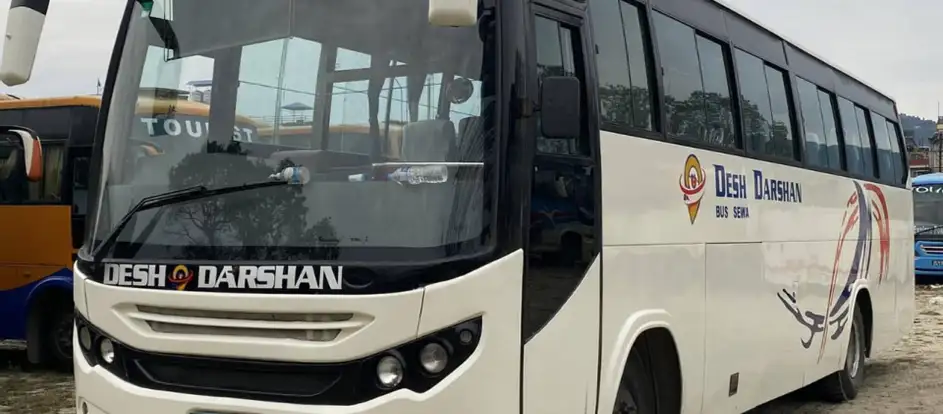 Desh Darshan Bus Sewa passagiers naar hun reisbestemming brengen