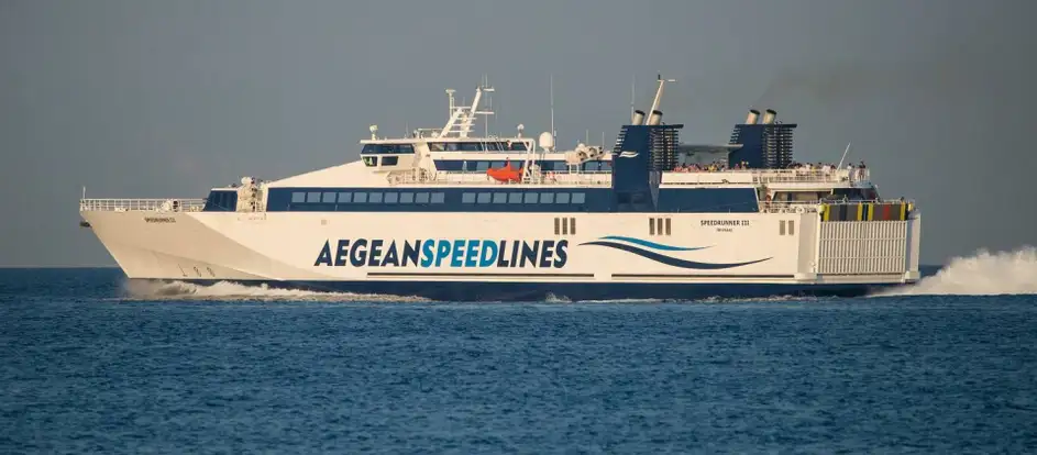 Aegean Speed Lines levando passageiros ao seu destino de viagem