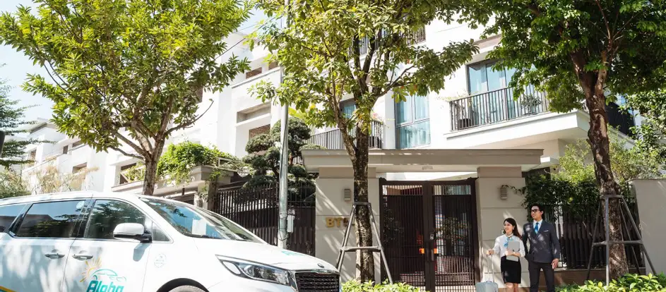 Xe Aloha bringing passengers to their travel destination