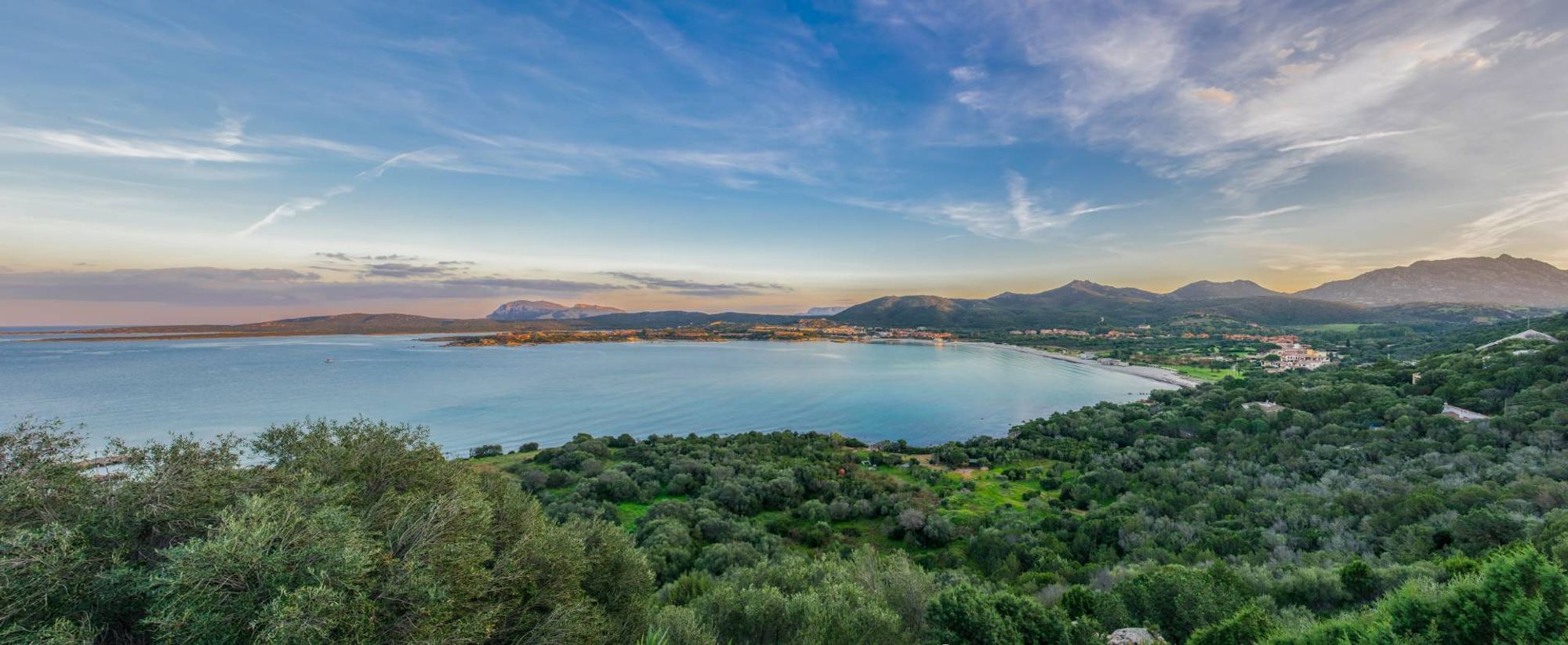 Um pano de fundo cativante do centro de Golfo di Marinella