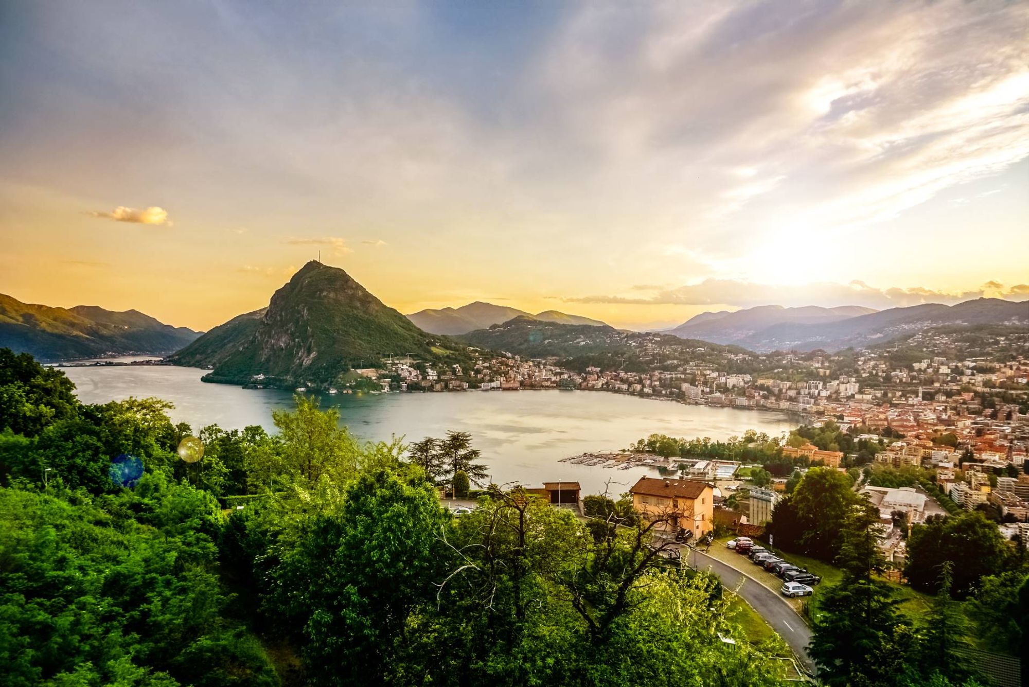 Lugano North (Eni) станция в пределах Lugano, Switzerland