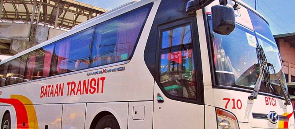 Bataan Transit levando passageiros ao seu destino de viagem