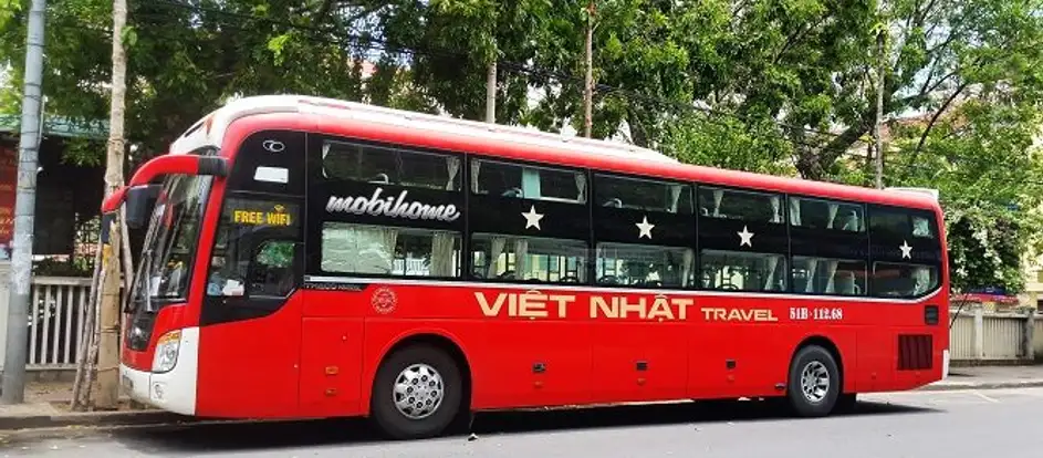 Viet Nhat bringing passengers to their travel destination