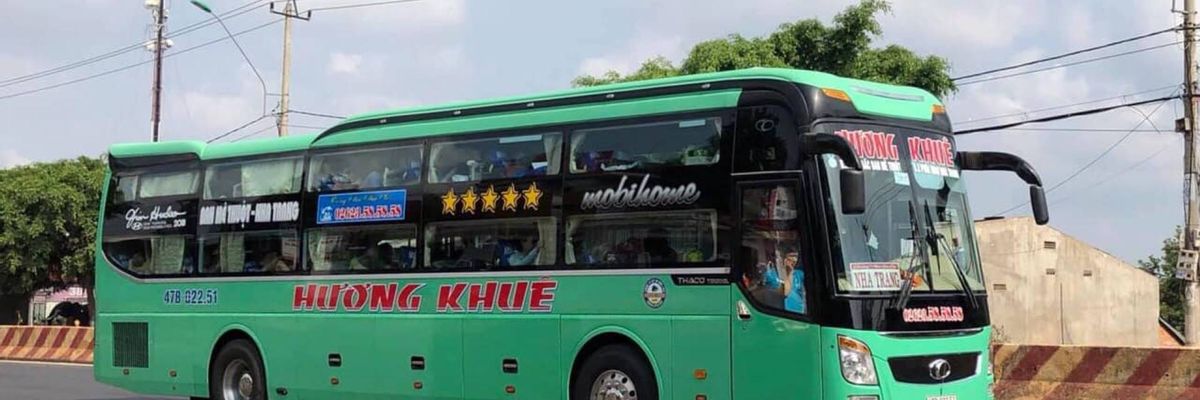 Huong Khue portando i passeggeri alla loro destinazione di viaggio