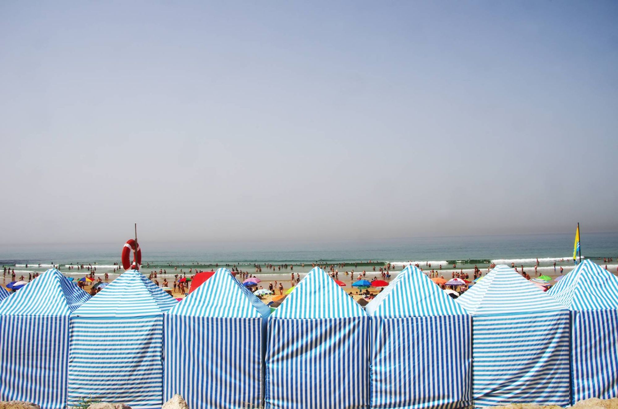 Een innemende achtergrond van centraal Costa da Caparica