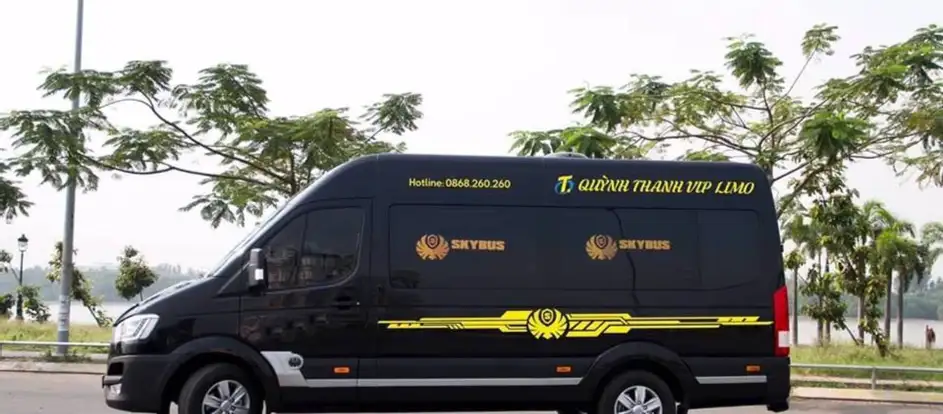 Quynh Thanh VIP Limo passagiers naar hun reisbestemming brengen