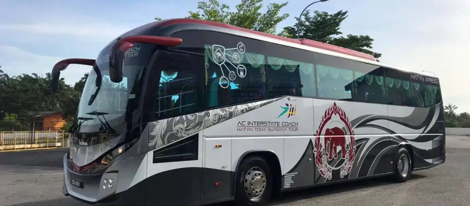 Suasana Tony Coach levando passageiros ao seu destino de viagem