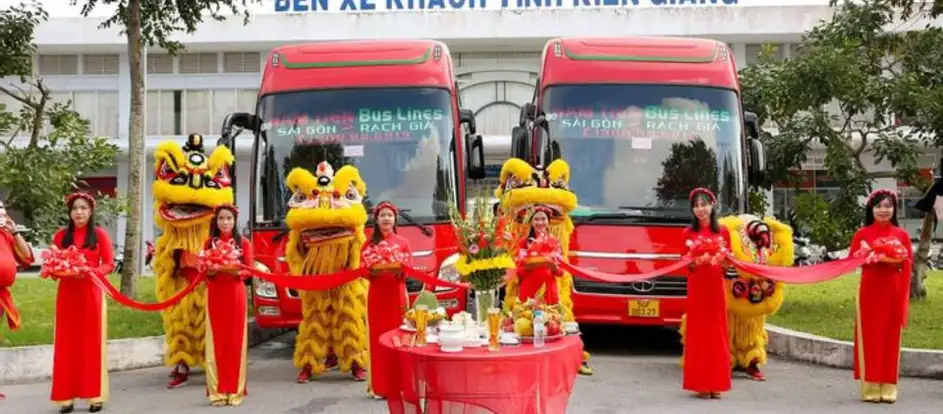 Nam Tien Buslines levando passageiros ao seu destino de viagem