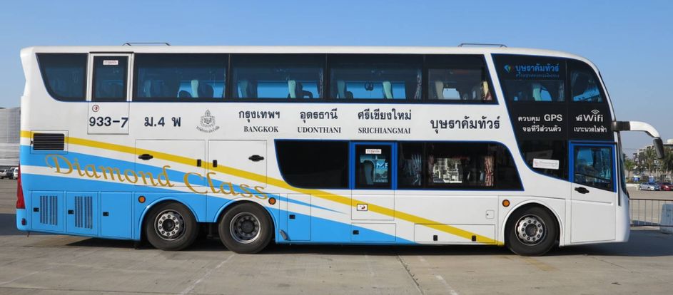 Budsarakham Tour portando i passeggeri alla loro destinazione di viaggio