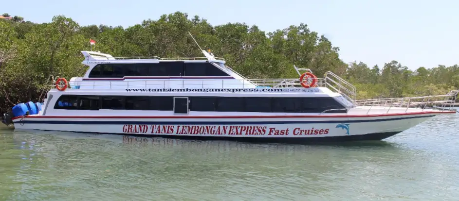 The Tanis Lembongan Express đưa hành khách tới điểm du lịch của mình