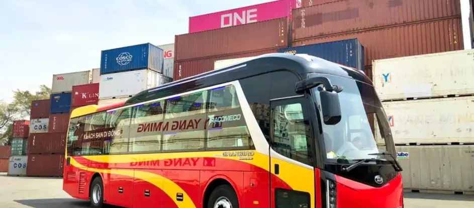 Khanh Phong bringing passengers to their travel destination