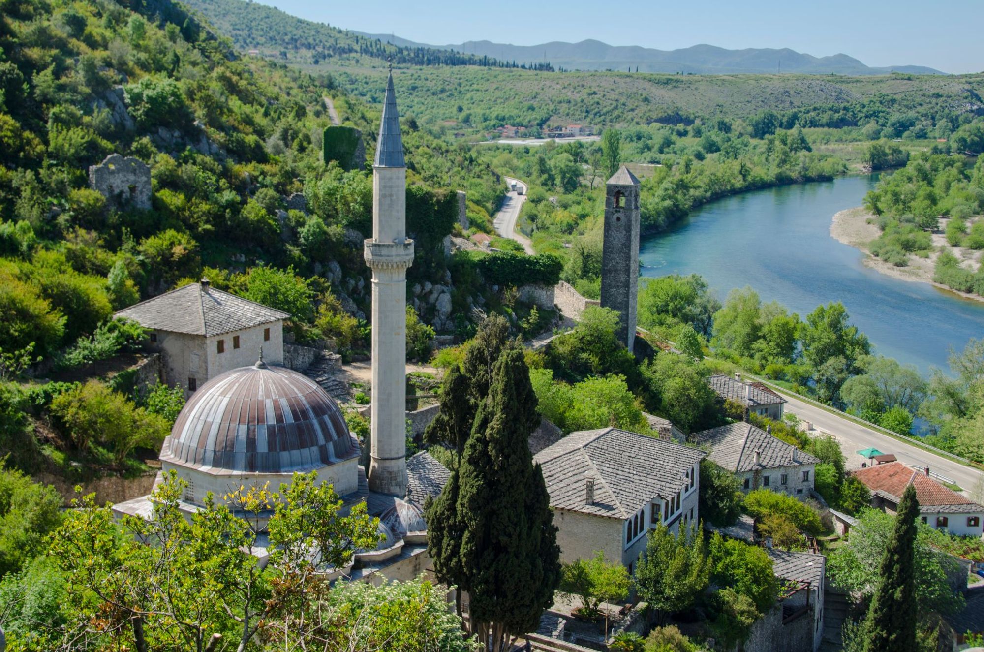 Um pano de fundo cativante do centro de Capljina