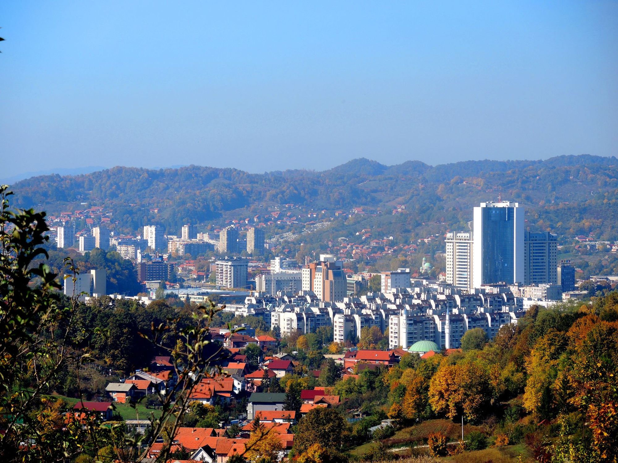 Um pano de fundo cativante do centro de Tuzla