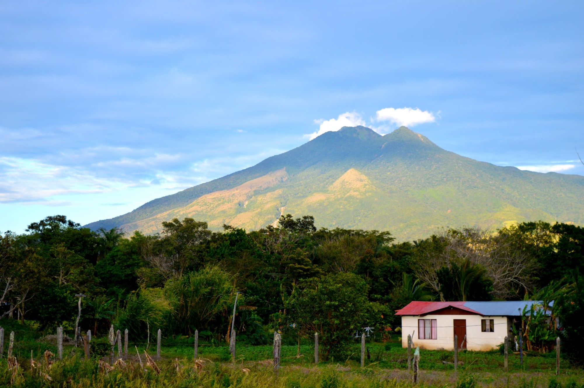 Um pano de fundo cativante do centro de Bagaces