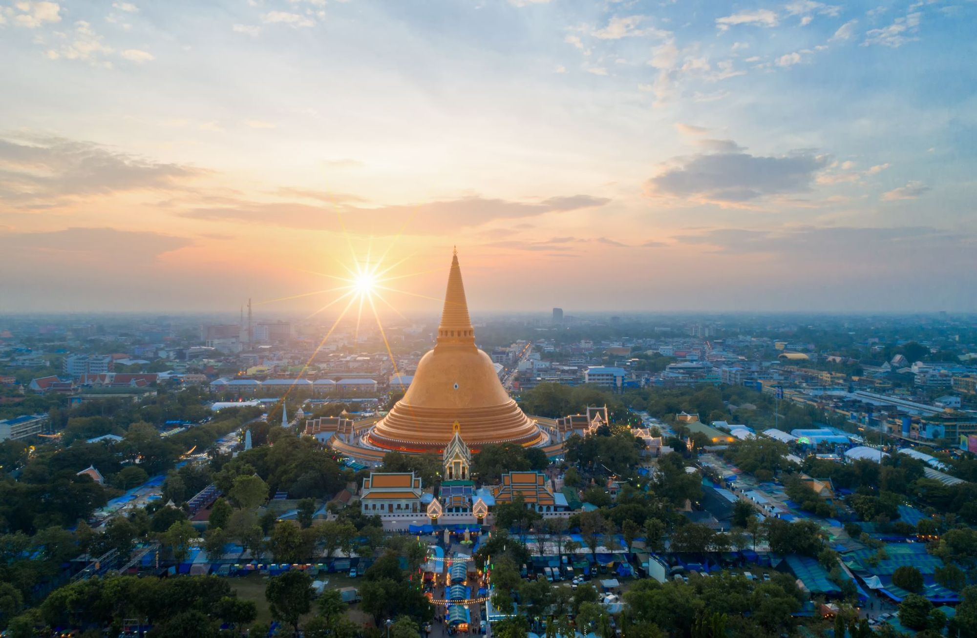 중앙의 매혹적인 배경 Nakhon Pathom