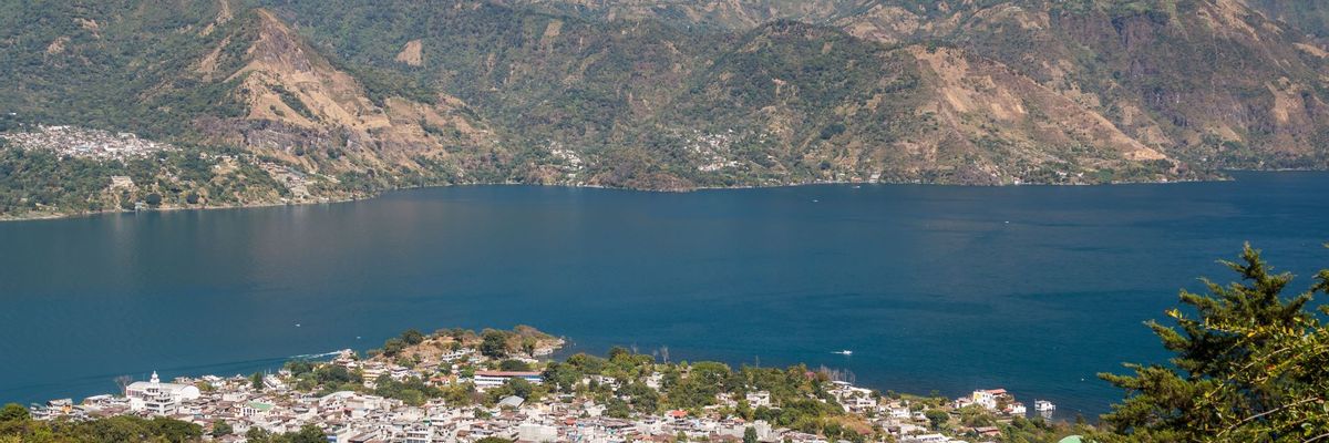 Eine schöne Aussicht vom Zentrum aus San Pedro La Laguna-mobile
