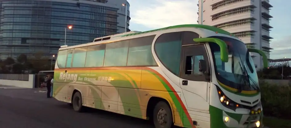 Lanang Express levando passageiros ao seu destino de viagem