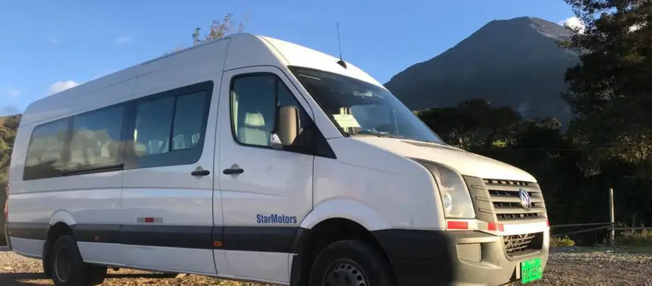 Turibus portando i passeggeri alla loro destinazione di viaggio