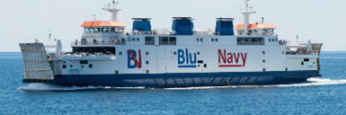 Blu Navy Fahrgäste werden an ihr Ziel gebracht