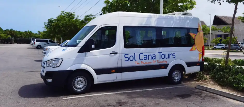 Sol Cana Tours นำผู้โดยสารไปยังจุดหมายปลายทาง