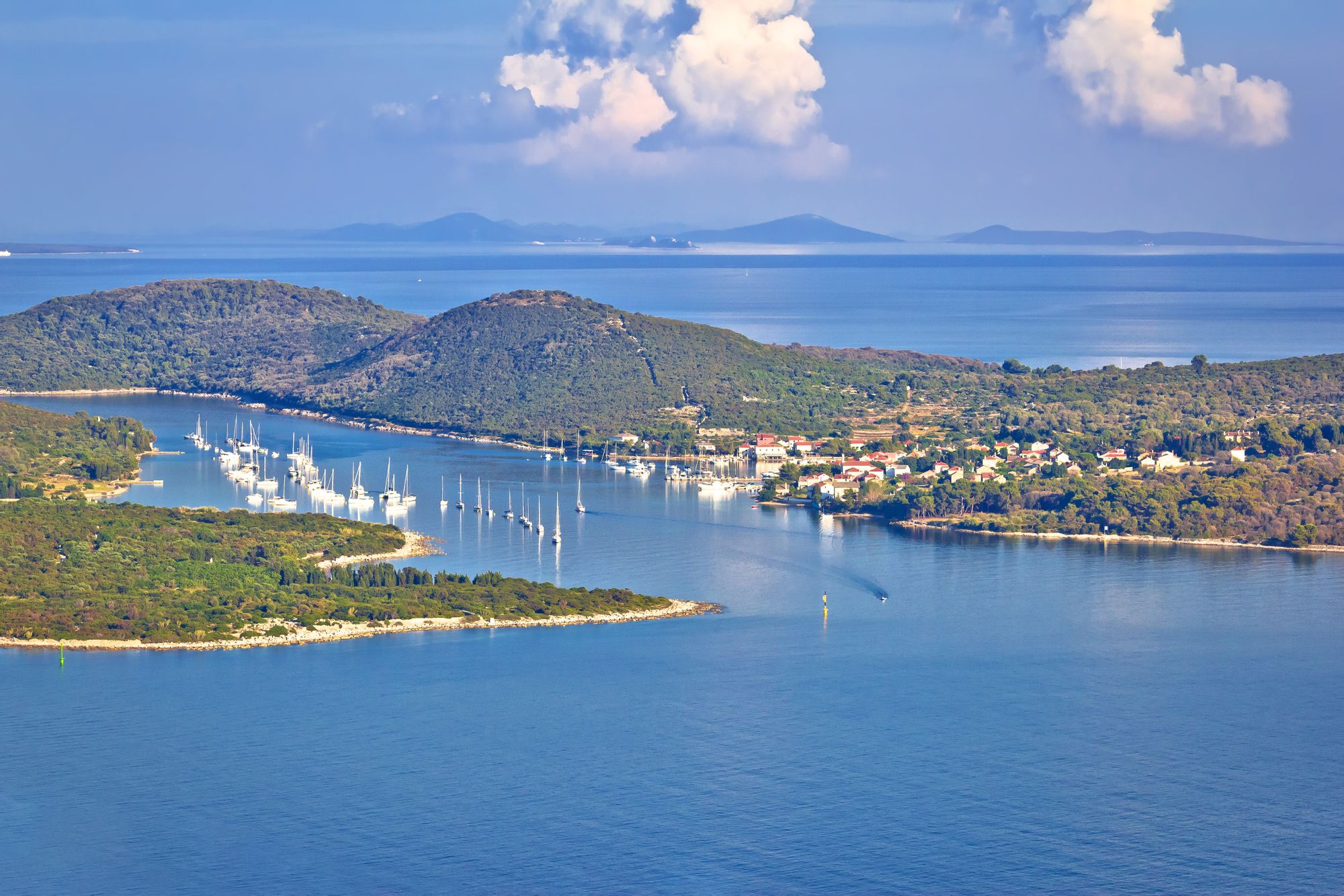 Ilovik Port estación dentro de Ilovik, Croatia