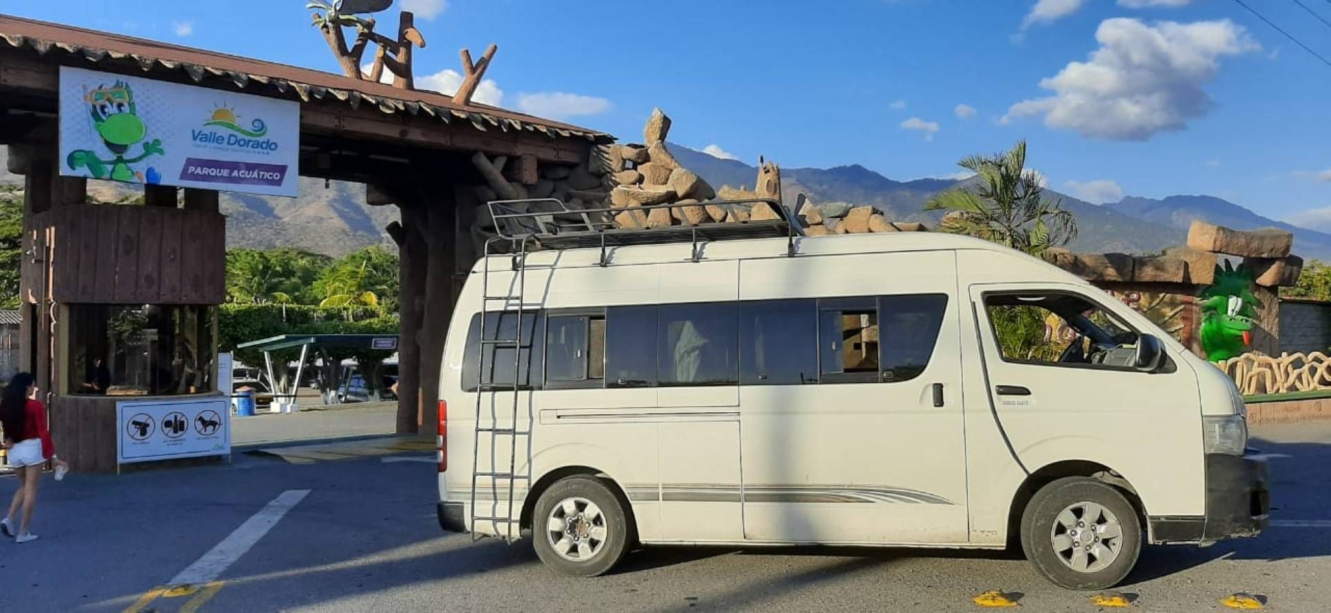 Standard Minivan 9 PAX