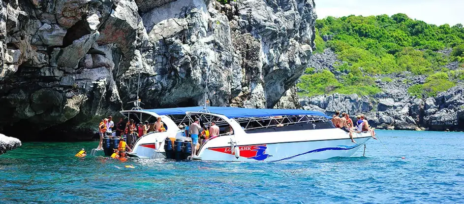 Lomlahkkhirin bringing passengers to their travel destination