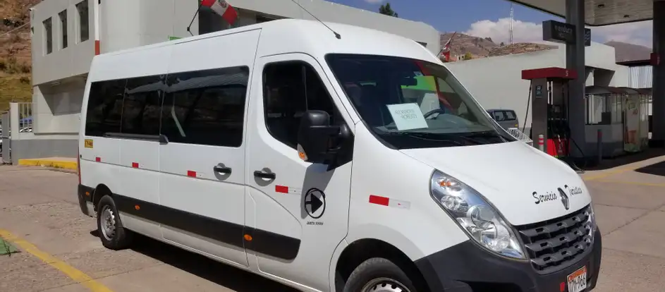 Jarita Tours Fahrgäste werden an ihr Ziel gebracht