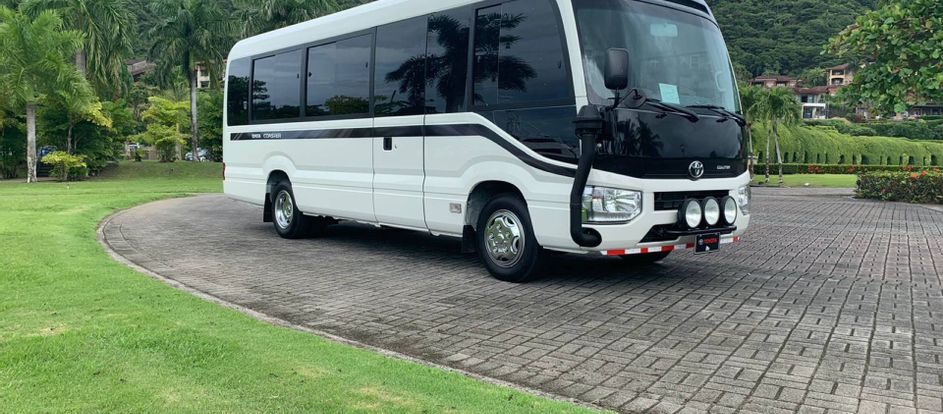 Paradise Shuttle Costa Rica passagiers naar hun reisbestemming brengen