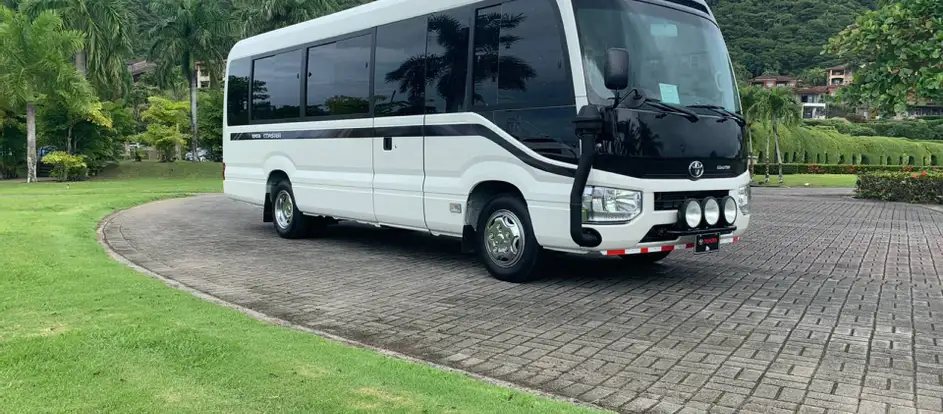 Paradise Shuttle Costa Rica 승객을 여행 목적지까지 운송