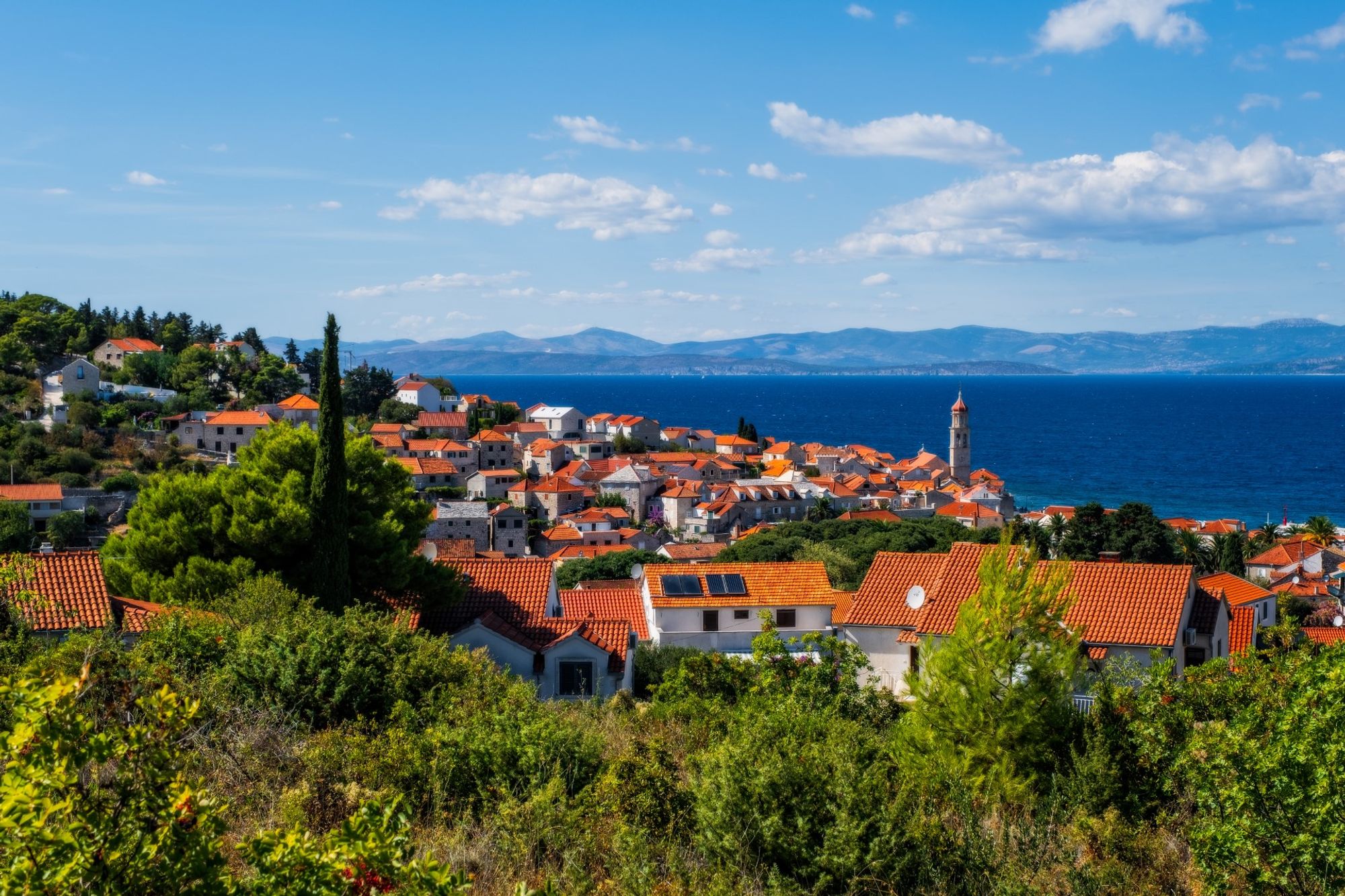 Um pano de fundo cativante do centro de Sutivan, Brac Island