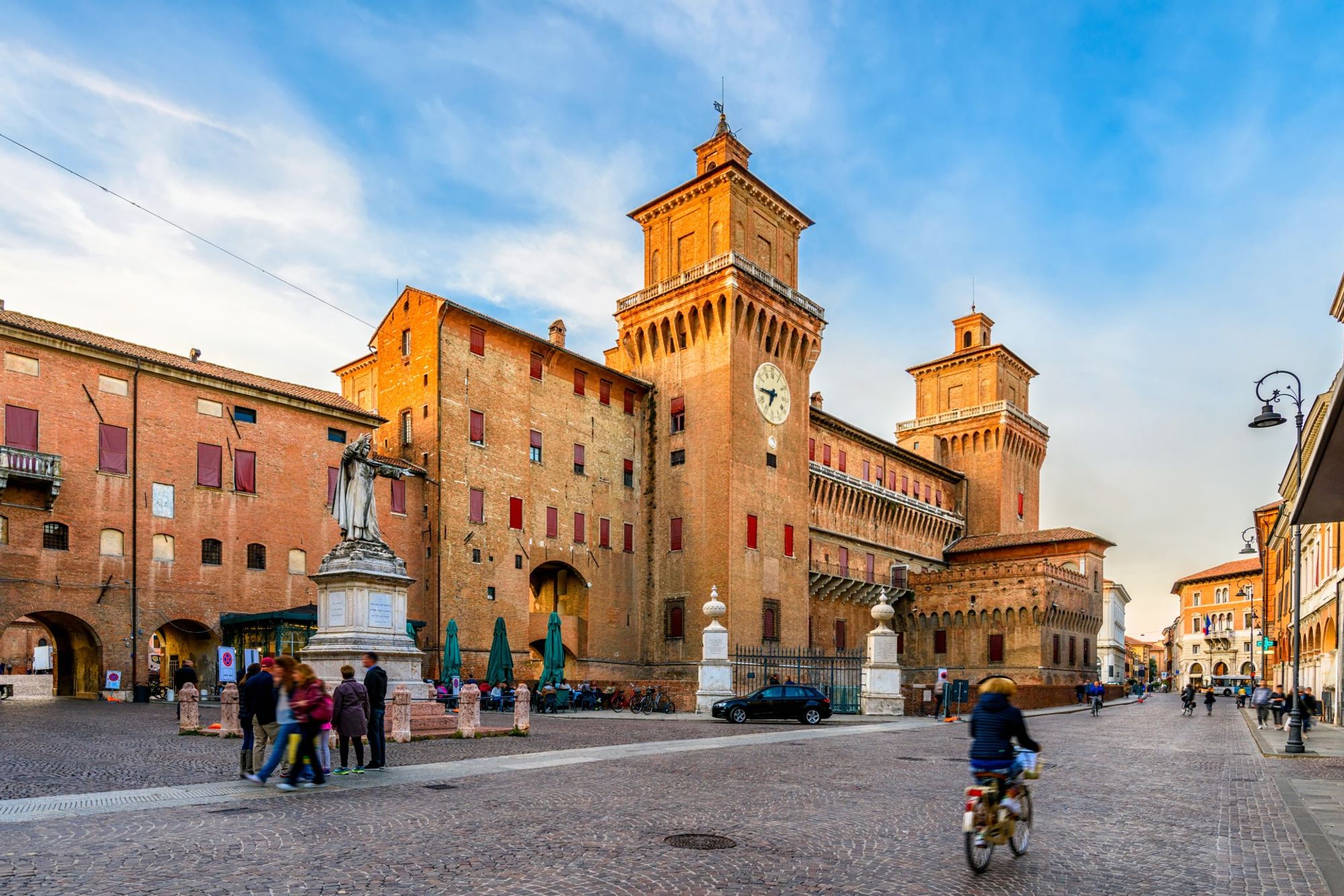 Ferrara Train Station stazione all'interno Ferrara, Italy