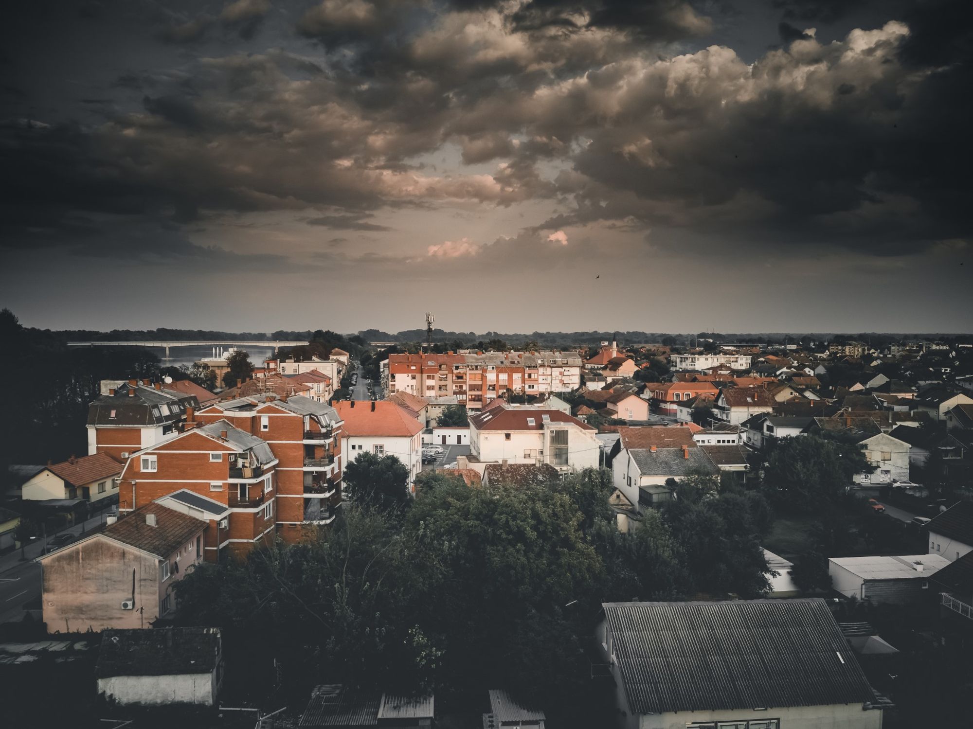 Um pano de fundo cativante do centro de Orasje