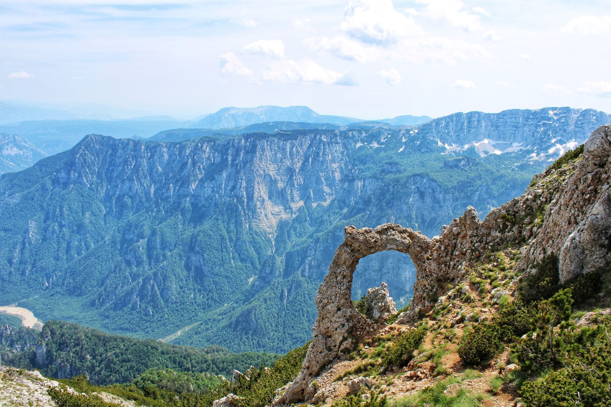 Um pano de fundo cativante do centro de Posusje