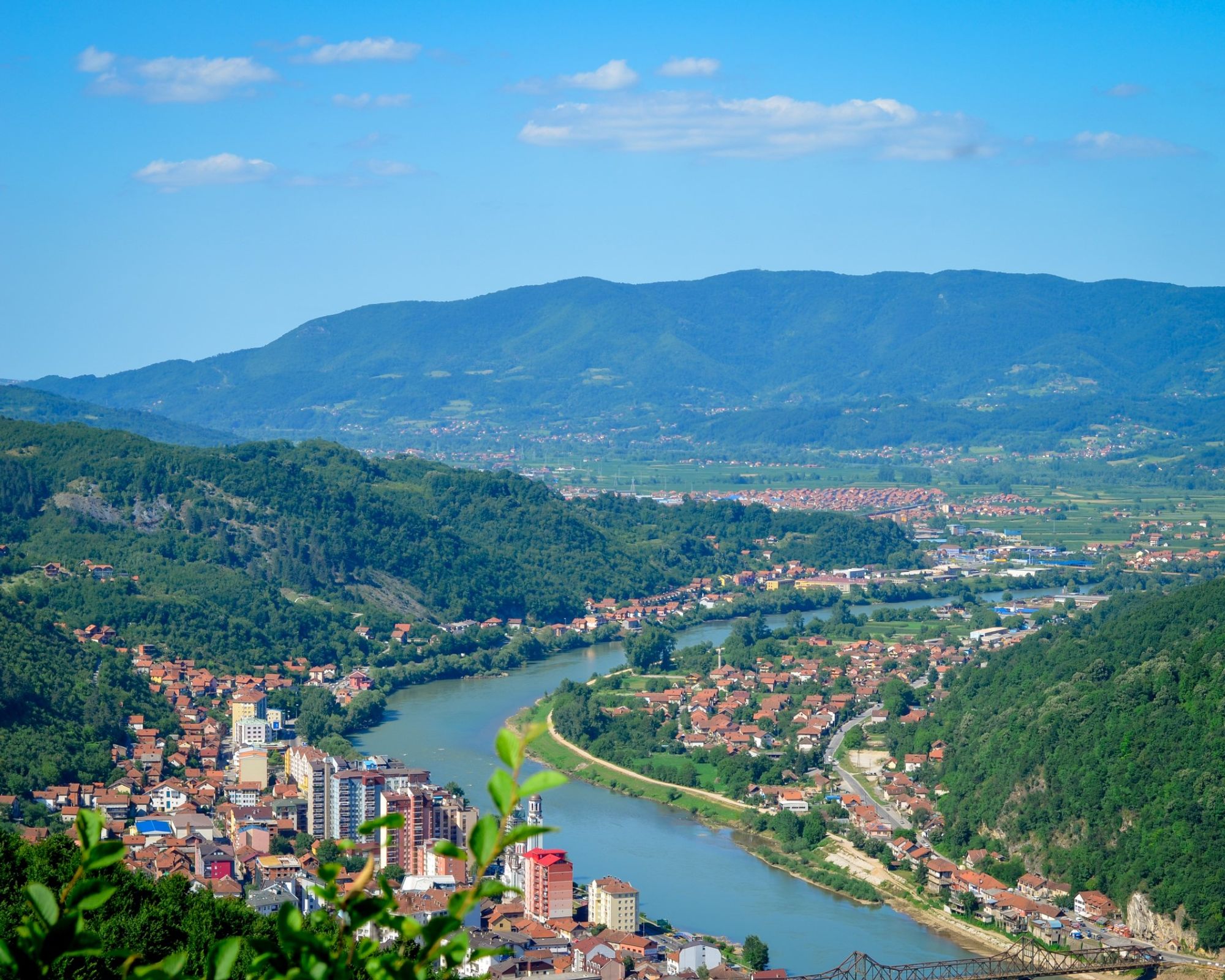 Um pano de fundo cativante do centro de Zvornik