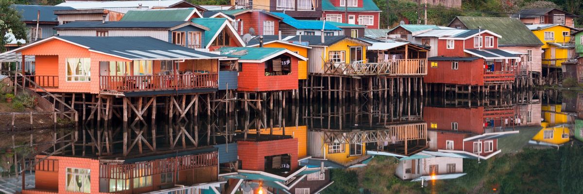 Eine bezaubernde Szenerie vom Zentrum aus Castro, Chiloe Island